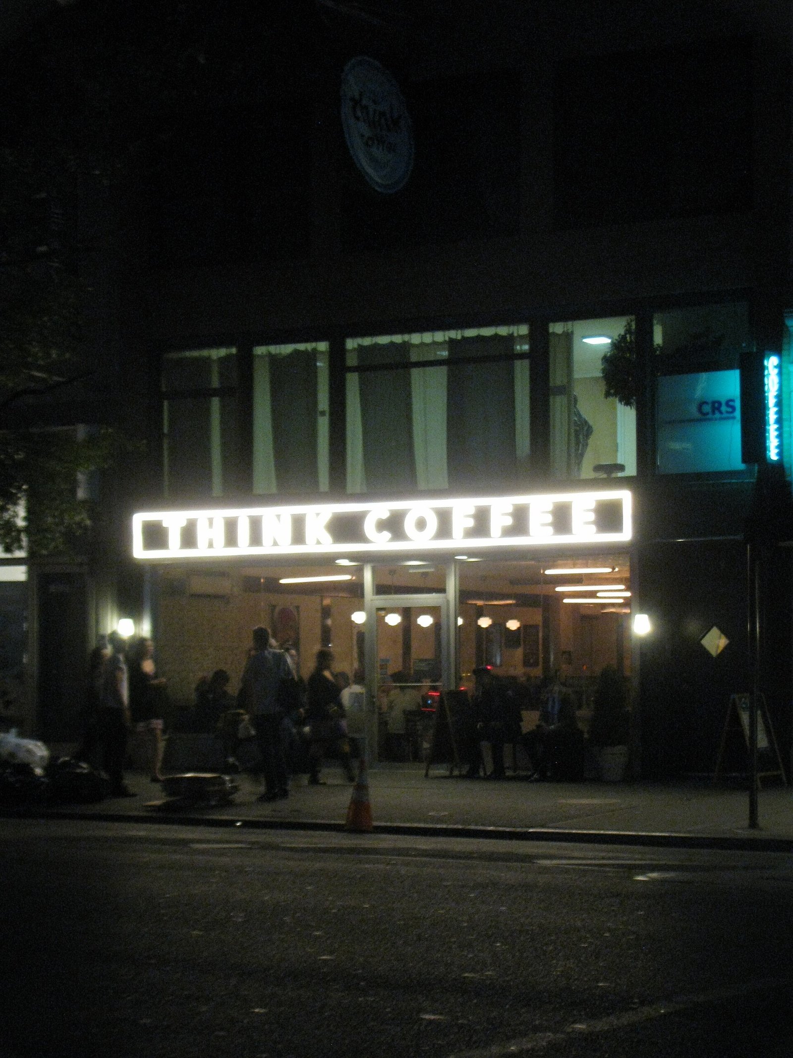 Fachada da cafeteria Think Coffee em Nova York ao entardecer