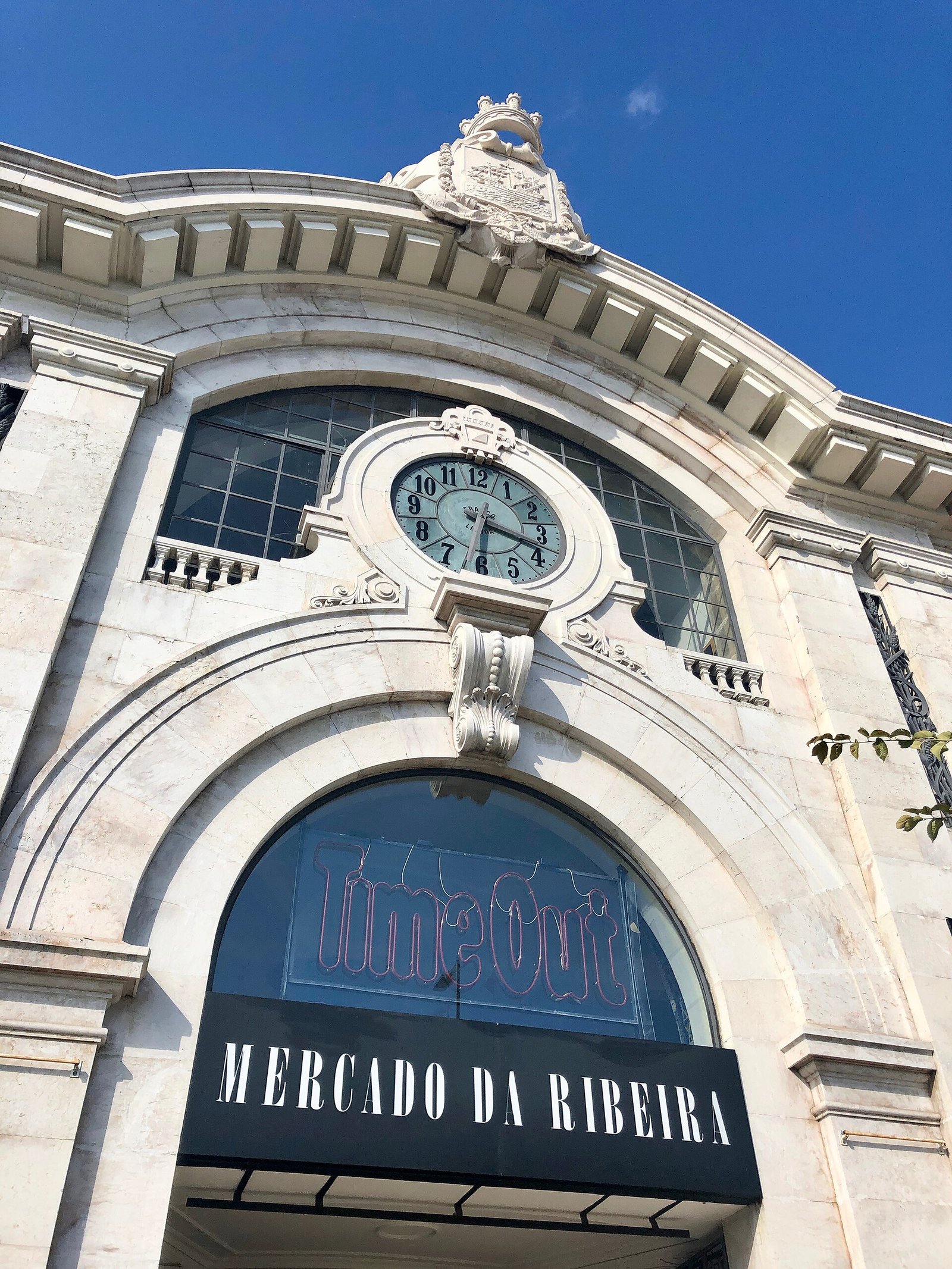 Salão interno do Time Out Market em Lisboa