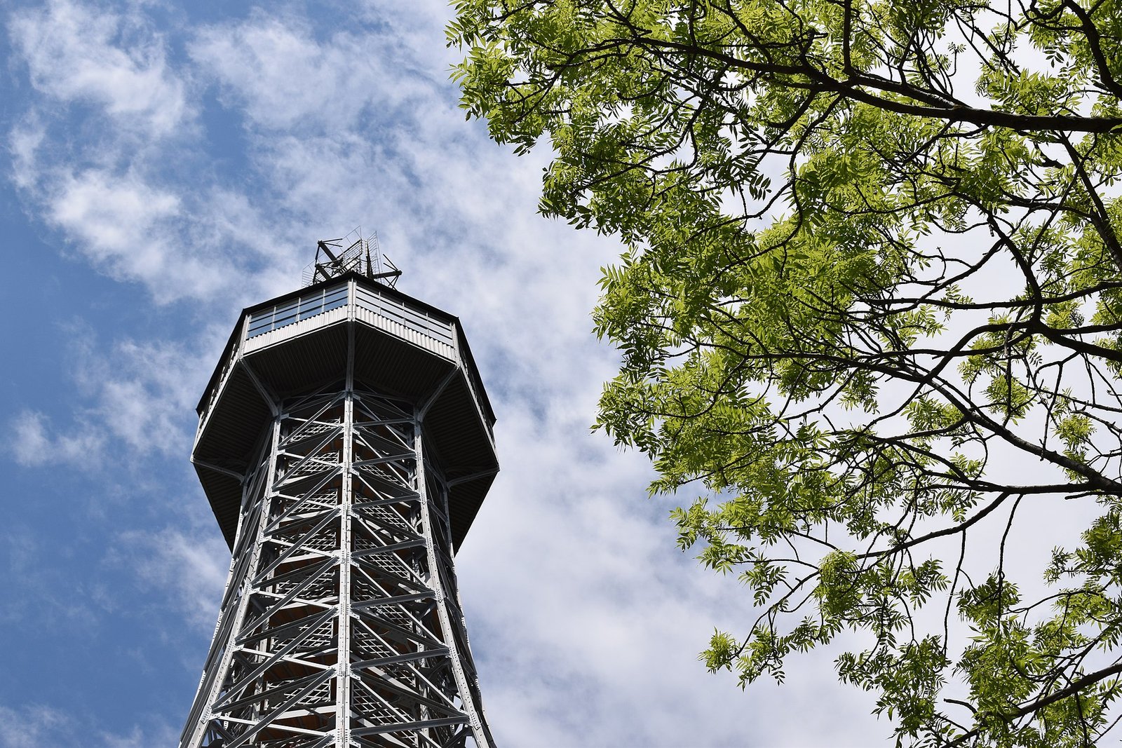 Torre de Petřín vista de baixo, estrutura metálica em Praga