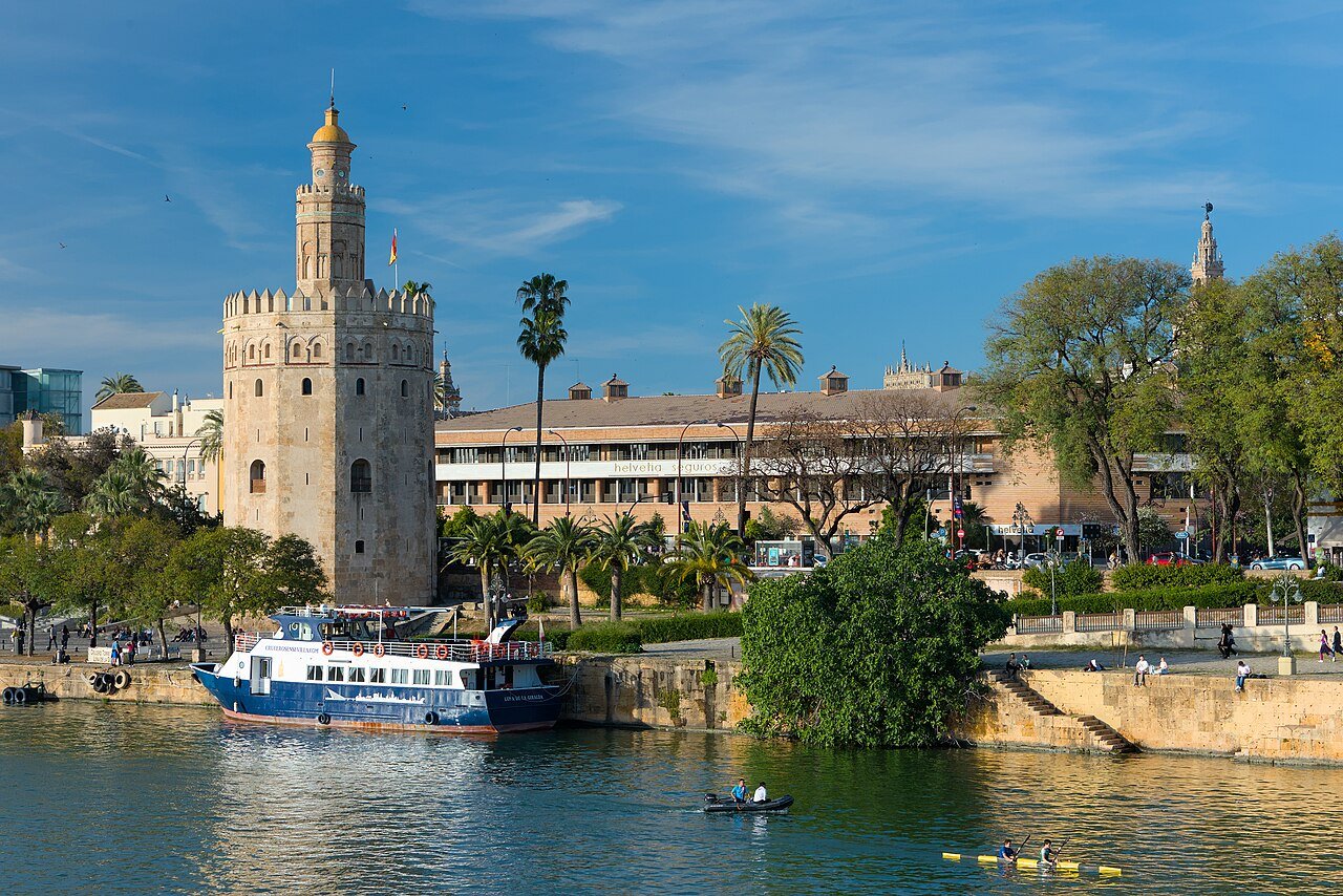 Torre del Oro às margens do rio Guadalquivir, em Sevilha