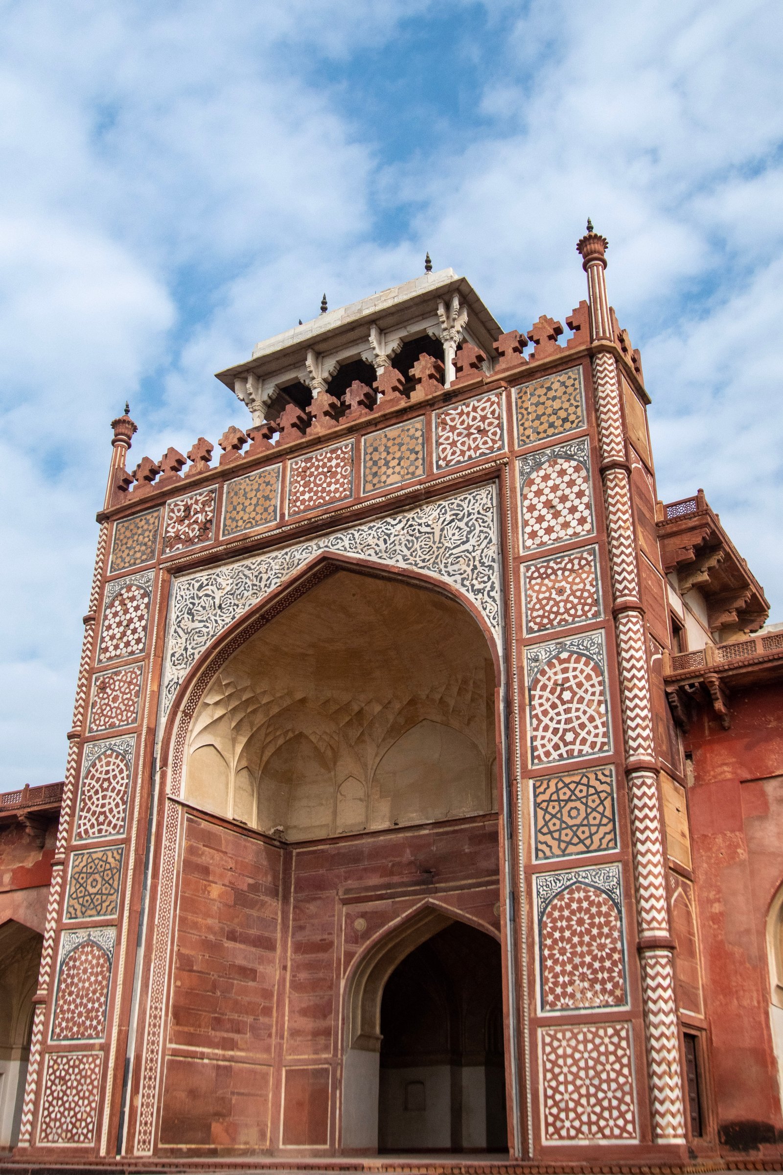 Fachada do Túmulo de Akbar, mausoléu mogol em Sikandra, Agra