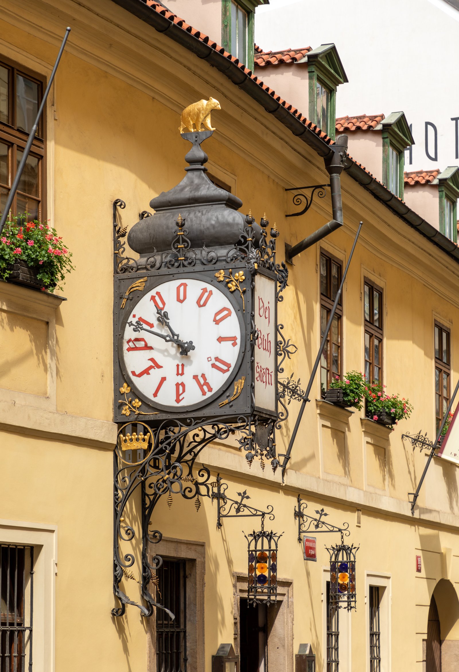 Fachada e pátio interno da cervejaria U Fleků, em Praga