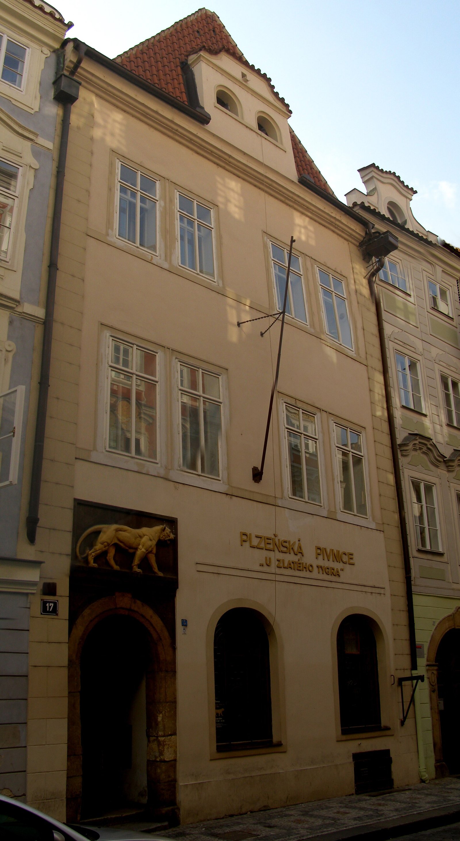 Fachada do boteco U Zlatého Tygra na rua Husova, Praga
