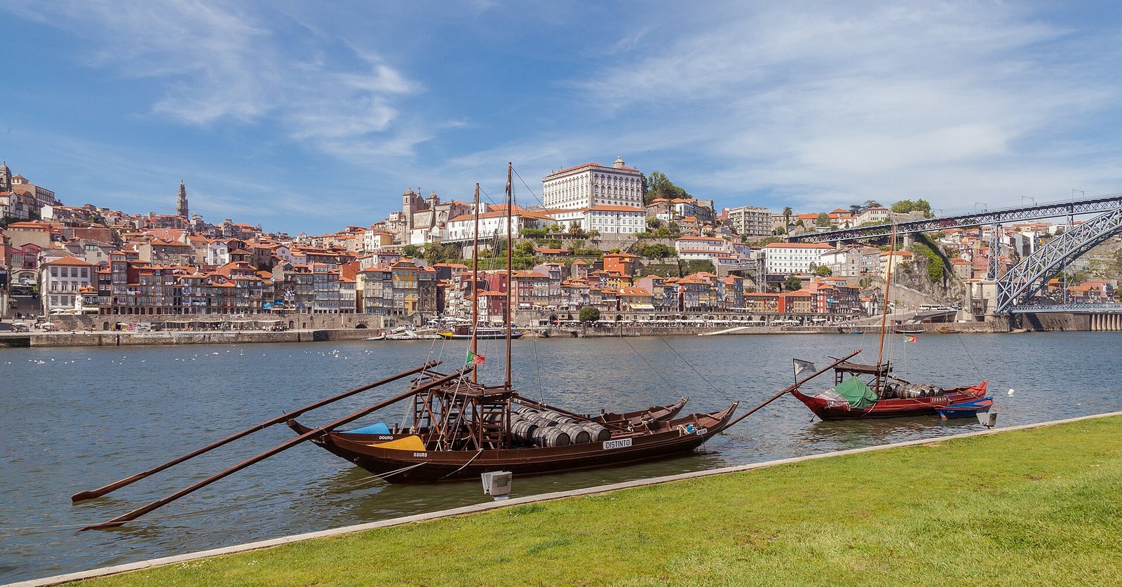 Barcos rabelos no rio Douro, símbolo do vinho do Porto