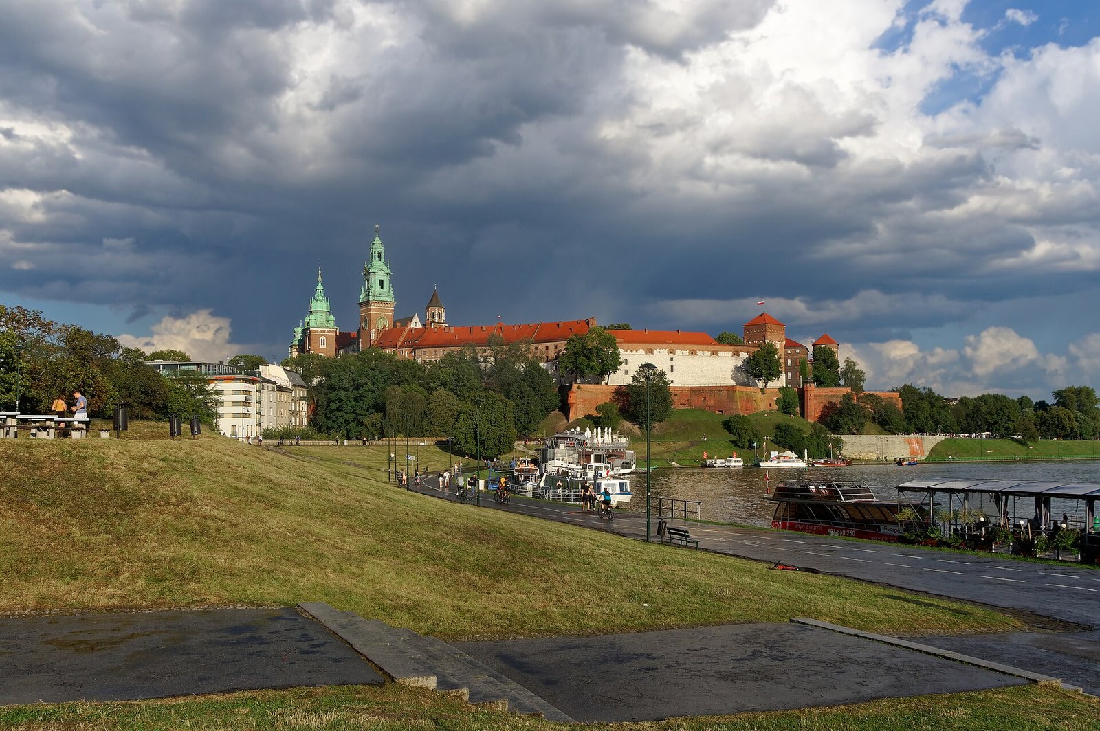 A Colina de Wawel vista do rio Vístula, em Cracóvia